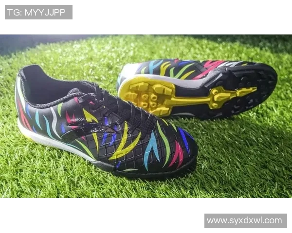 球星亲测：最新高科技足球鞋助力运动表现全面提升