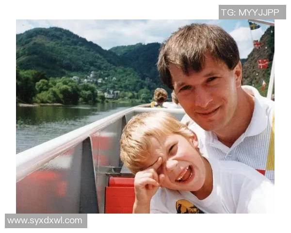 老足球球星女性头像画像展现经典魅力与独特风采