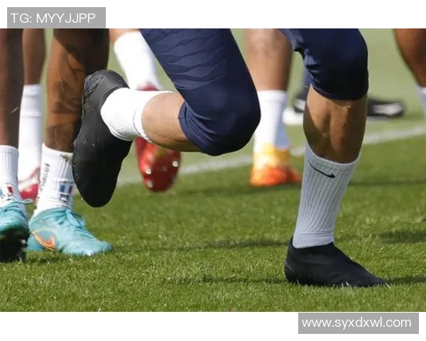 足球球星因臭鞋引发关注 穿鞋问题竟成为球场新话题