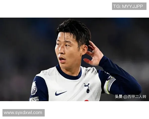 足球球星现场被疯狂围观粉丝蜂拥而至场面火爆引发热议 足球球星现场被疯狂围观粉丝蜂拥而至场面火爆引发热议